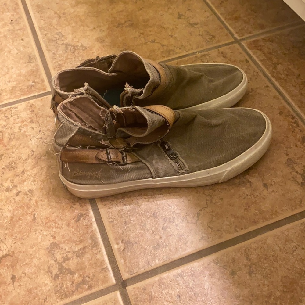 blowfish size 9 women’s sneakers